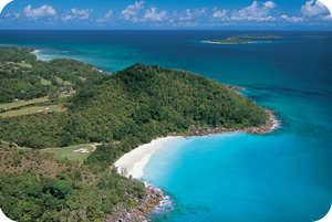 La plage de l'hôtel Lémuria aux Seychelles